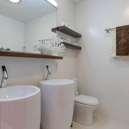 Sylena's Oceanview דירה לוריניה