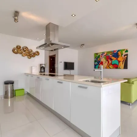 Sylena's Oceanview דירה לוריניה