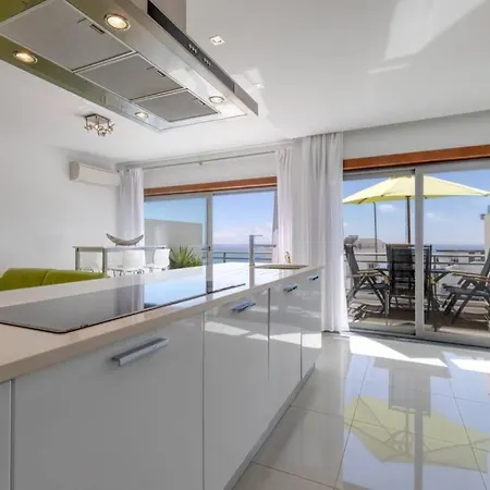 Sylena's Oceanview דירה