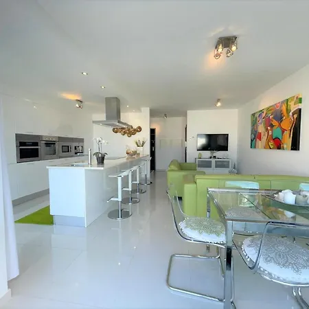 Sylena's Oceanview לוריניה